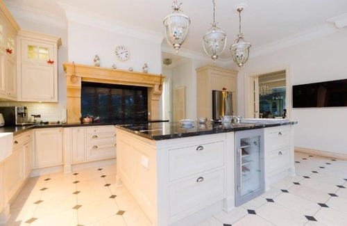 Lesznowola Villa | Stately Home 25 mins to central Warsaw
