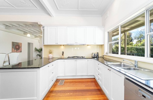 Strathfield House | Stathfield Stylish 6br house with Pool/Tennis