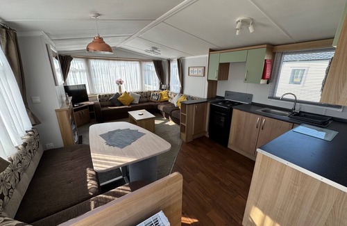 Alford Cabin | StaticHomeSleeps6-Lakeview-PetsOK-Balcony-Parking