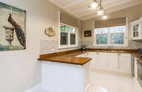Mount Helena House | Station House - Charming Country Home