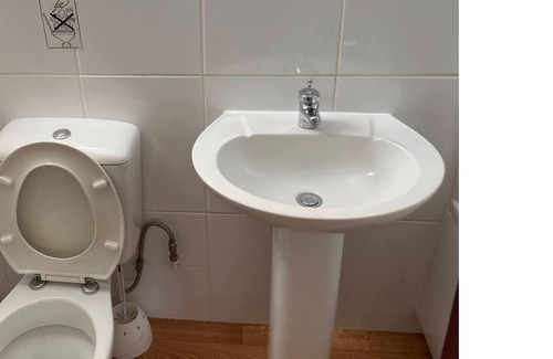 Beeston Hotel | Station Road - Contemporary 1bedroom Flat with 1 super king bed & ensuite bath