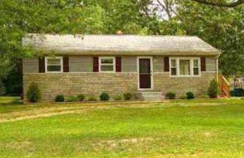 Collings Lakes House | Stationary camper with electric & water