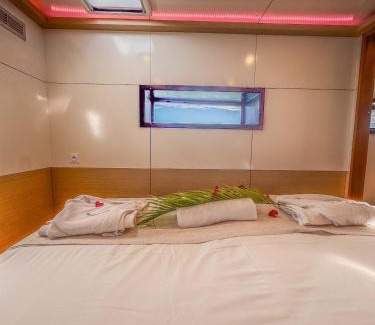 Tartane Boat Rental | STAY-Ô Lodge - Maison-bateau