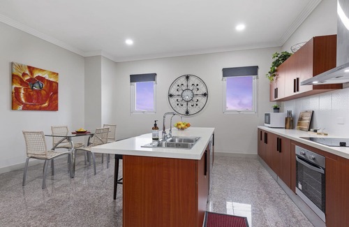 Bulla House | STAY 4, PAY 3 is a great reason to stay @ Loemans Lodge near Airport, Sleeps 10