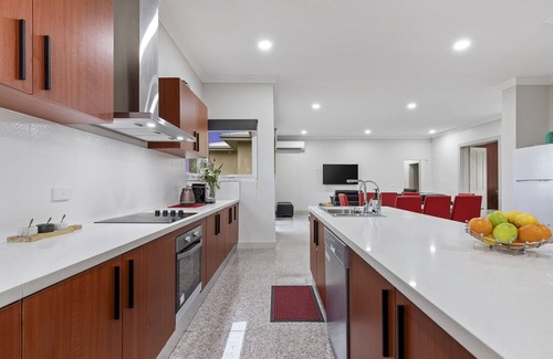 Bulla House | STAY 4, PAY 3 is a great reason to stay @ Loemans Lodge near Airport, Sleeps 10