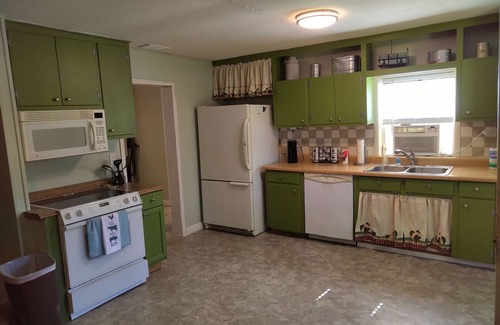 Johnson County House | Stay and play, home on private lake and acreage
