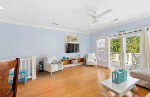 North Carolina Coast House | Stay at The Salty Gal - 4 Minute Walk to both Carolina and Kure Beaches
