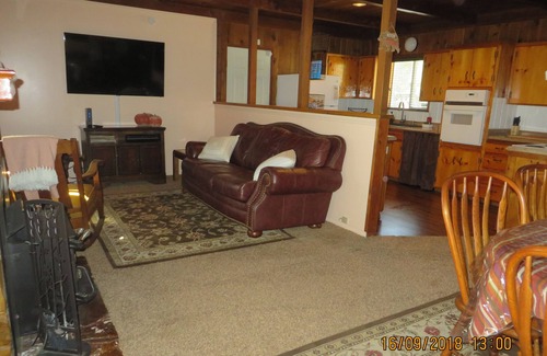 Oakhurst House | Stay at the "SILLY OL' BEAR" cabin and enjoy a day at Yosemite or Bass Lake