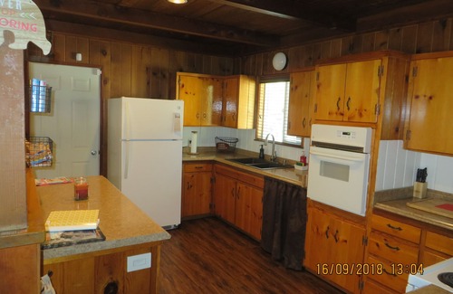Oakhurst House | Stay at the "SILLY OL' BEAR" cabin and enjoy a day at Yosemite or Bass Lake