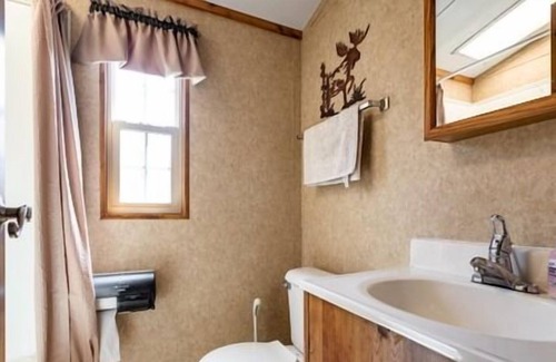 Neillsville Apartment | Stay at this quaint home perfect for the traveling outdoors enthusiasts not far from Lake Arbutus.