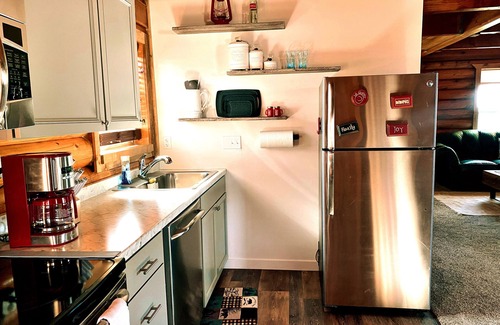 Caldwell Cabin | Stay at this super, cozy, country cabin in Caldwell, Idaho off of I84.