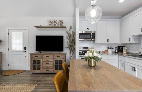 Fredericksburg House | Stay Awhile | Brand New Luxury Suite