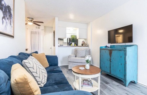 Park Central Apartment | STAY AWHILE IN THIS COZY 1 BED APT!