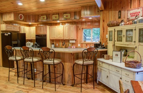 Rhododendron Cabin | Stay before 9/14 get the 3RD night FREE!Hot tub, fireplace