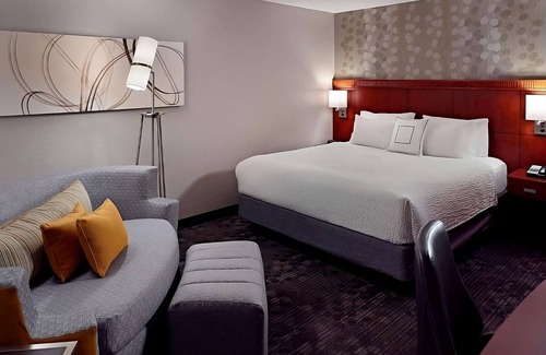 Cumberland Hotel | Stay Close to Cumberland Mall! Pet Friendly Property w/Indoor Pool