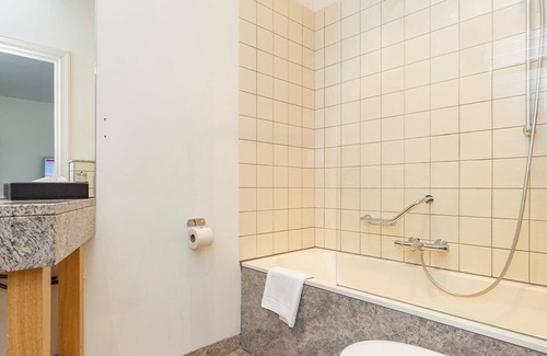 Baarlo House | Stay Close to Nature with Free Parking and Dining!