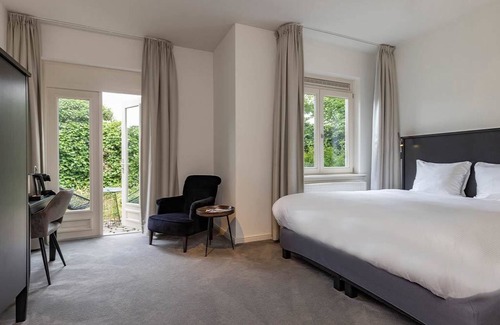 Baarlo House | Stay Close to Nature with Free Parking and Dining!