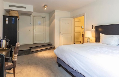 Baarlo House | Stay Close to Nature with Free Parking and Dining!