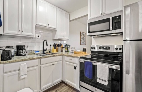 Central Arlington Apartment | Stay Close to the Action: Prime location 1BD Unit!