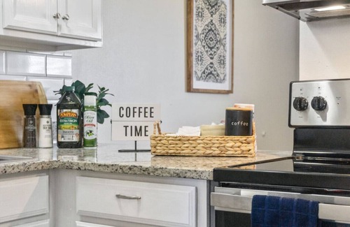 Central Arlington Apartment | Stay Close to the Action: Prime location 1BD Unit!