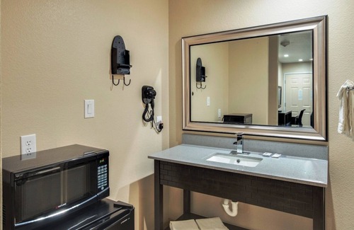 Fort Worth Hotel | Stay Comfortably: Economical Rooms with Microwave & Mini-Fridge