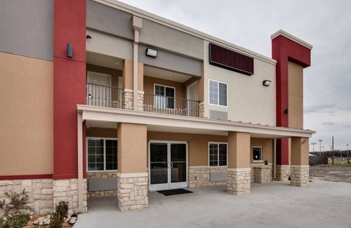 Fort Worth Hotel | Stay Comfortably: Economical Rooms with Microwave & Mini-Fridge