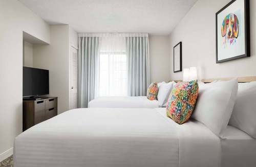Thornhill House | Stay Comfortably in a Pet-Friendly Suite with Swimming Pool Near Attractions