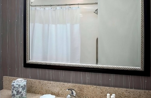 Tinton Falls Hotel | Stay Connected & Explore the Jersey Shore Region with Parking & Swimming Pool!