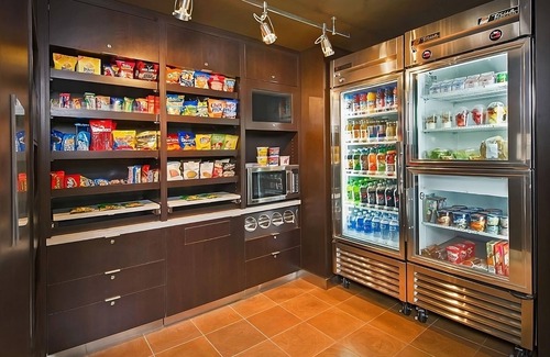 Tinton Falls Hotel | Stay Connected & Explore the Jersey Shore Region with Parking & Swimming Pool!