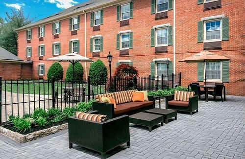 Tinton Falls Hotel | Stay Connected & Explore the Jersey Shore Region with Parking & Swimming Pool!