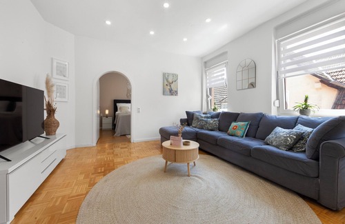 Aschaffenburg Apartment | Stay-COZY! City apartment with box-spring bed in the pedestrian zone incl. parking space
