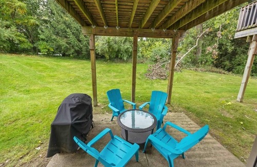 Rockford Apartment | Stay Cozy! Rockford Condo Near Downtown & Dining