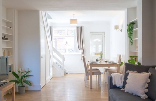 Tamworth House | Stay @ Cross Street Tamworth - 3 Bedroom House