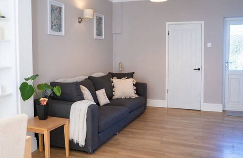 Tamworth House | Stay @ Cross Street Tamworth - 3 Bedroom House