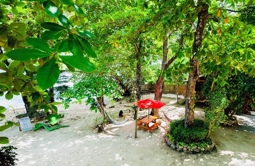 Antoneys Cay Apartment | Stay & Dive with Beautiful Ocean Views, steps to the waters edge!
