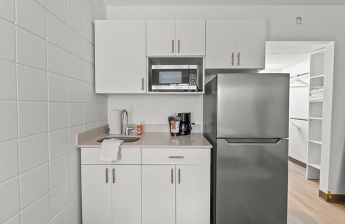 Cedar Falls Apartment | Stay Downtown, Free Gated Parking, Renovated Studio! 527