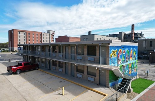 Cedar Falls Apartment | Stay Downtown, Free Gated Parking, Renovated Studio! 514