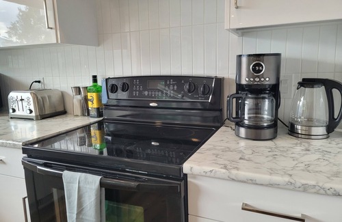 Golden House | Stay Golden - sleeps 20. Monashee