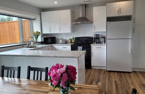 Golden House | Stay Golden - sleeps 30, hot tubs, mountain views