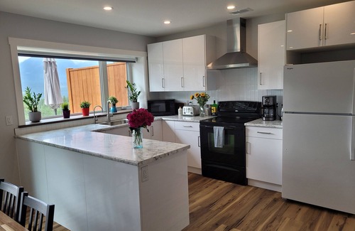 Golden House | Stay Golden - sleeps 30, hot tubs, mountain views
