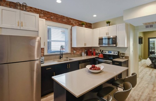 Central City Apartment | ✨Stay Here✨5 Minutes Downtown✨Comfy Foam Beds✨W&D✨