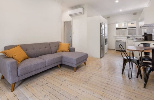 Glenelg South House | Stay Here On Pier- 2 Bdrm, Sleeps 4, Beach, Wifi