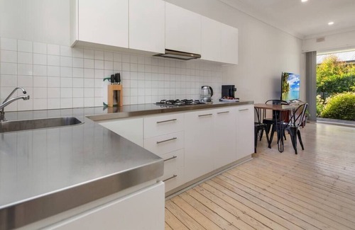 Glenelg South House | Stay Here On Pier- 2 Bdrm, Sleeps 4, Beach, Wifi