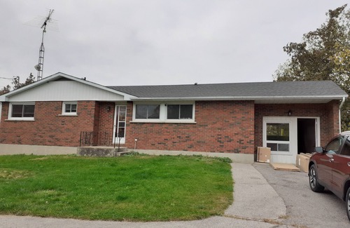 Adolphustown Cottage | Stay in a beautiful lakefront cottage in Napanee, no matter winter or summer.