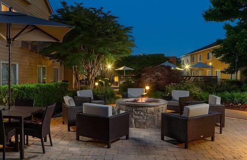Twin Brook Apartment | Stay in a Contemporary Pet Friendly Hotel Near Tennessee Aquarium!