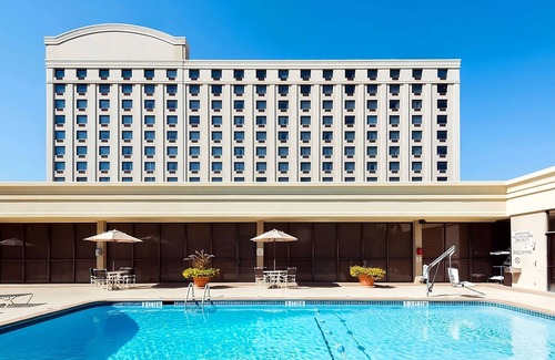 Eagan Park Hotel | Stay in a Contemporary Pet Friendly Hotel Near Delta Flight Museum! Outdoor Pool