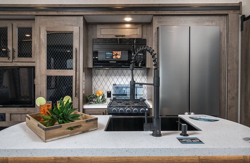 Oak House | Stay in a Luxury Rv and while visiting the beaches of Gulf Shores, AL