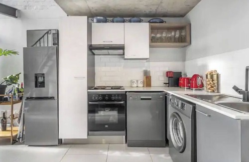 Cape Town Apartment | Stay in a modern loft with mountain views in Obz