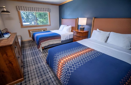Mammoth Lakes Hotel | Stay in Alpine Room with Free Shuttle Near Mammoth Mountain and Trailheads