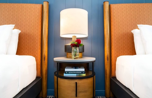 Mammoth Lakes Hotel | Stay in Alpine Room with Free Shuttle Near Mammoth Mountain and Trailheads